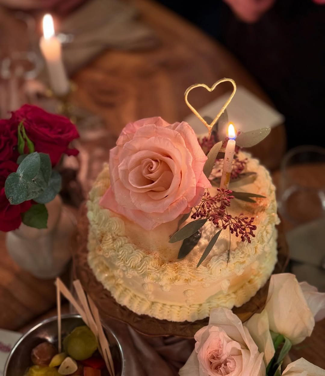 Baltās šokolādes kūka ar pistāciju krēmu un avenēm 