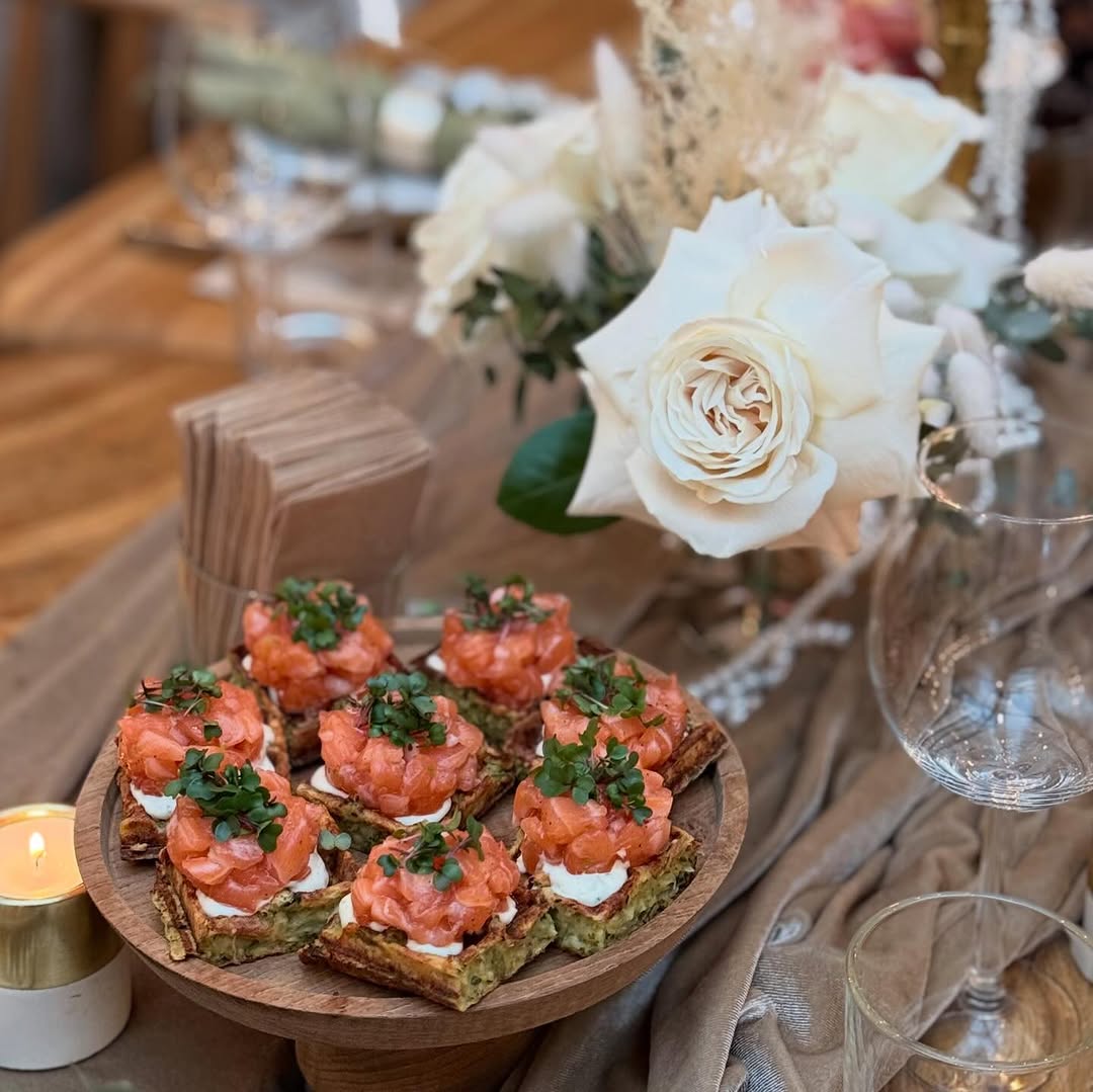 Cukini–parmezāna vafeles ar laša tartaru 