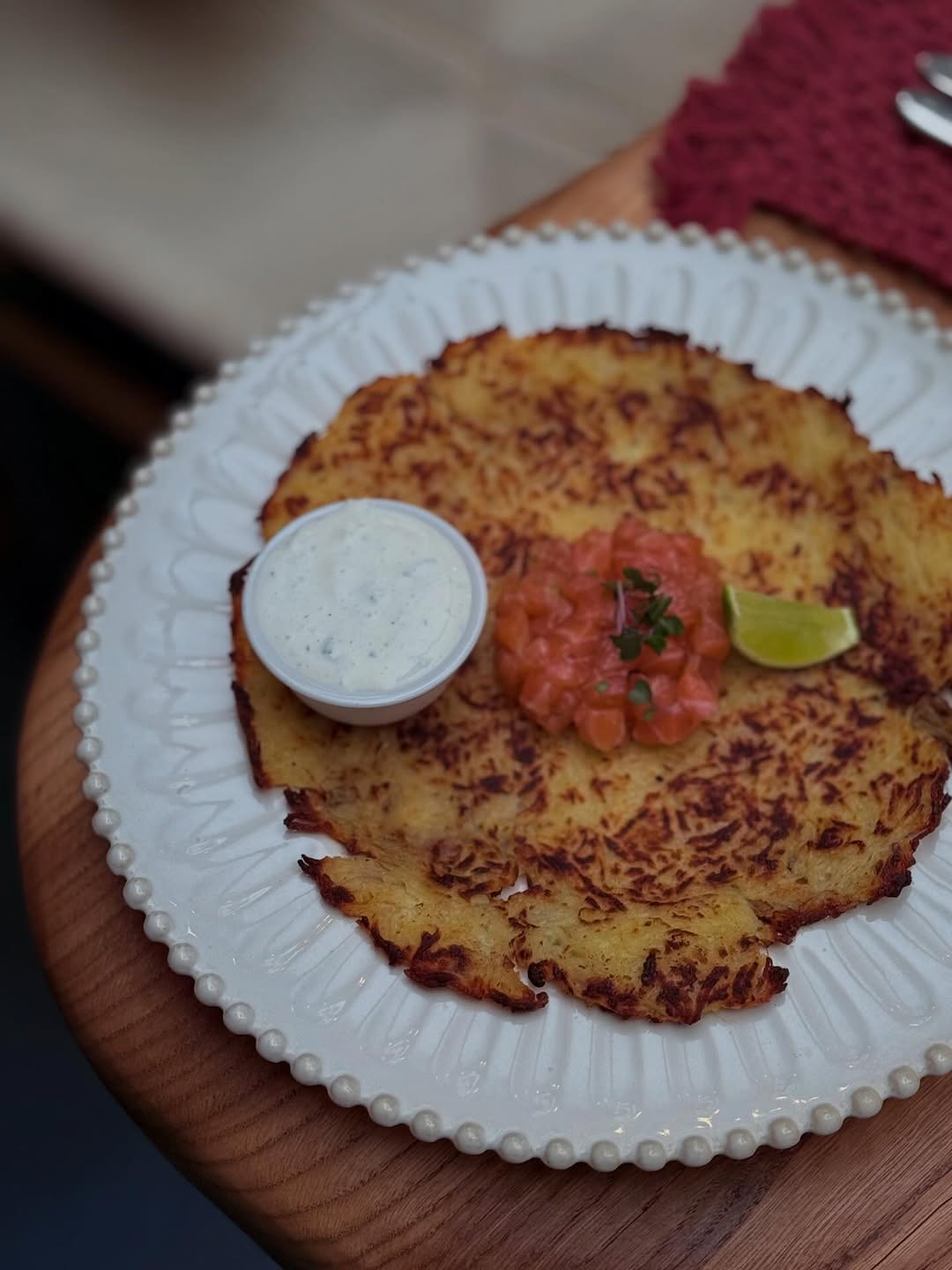 Golden crispy potato pancake, perfectly pan-fried for a crunchy outside and delicate inside. A true taste of homemade comfort. ♥️